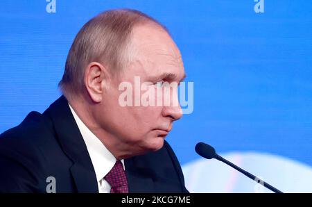 Moscou, Fédération de Russie. 04th novembre 2022. Le Président russe Vladimir Poutine assiste à une réunion avec des historiens et des représentants des religions traditionnelles russes au salon central de Manezh à l'occasion du 10th anniversaire du rétablissement des sociétés historiques et militaires russes, à l'occasion de la Journée nationale de l'unité à Moscou, La Russie sur l'4 novembre 2022. Photo par Kremlin POOL/UPI crédit: UPI/Alay Live News Banque D'Images