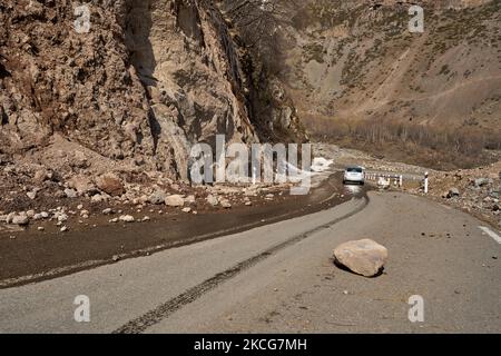 Début du printemps dans les montagnes.Les rochers sont tombés sur la route.Route dangereuse.Chute de roche dans les montagnes. Banque D'Images