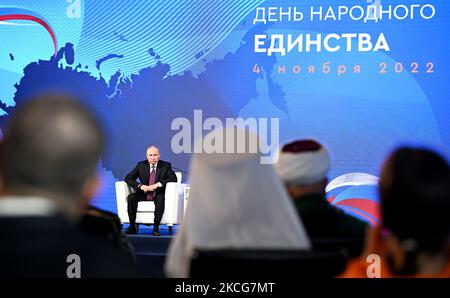 Moscou, Fédération de Russie. 04th novembre 2022. Le Président russe Vladimir Poutine assiste à une réunion avec des historiens et des représentants des religions traditionnelles russes au salon central de Manezh à l'occasion du 10th anniversaire du rétablissement des sociétés historiques et militaires russes, à l'occasion de la Journée nationale de l'unité à Moscou, La Russie sur l'4 novembre 2022. Photo par Kremlin POOL/UPI crédit: UPI/Alay Live News Banque D'Images