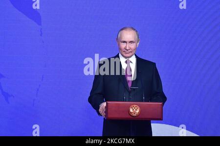 Moscou, Fédération de Russie. 04th novembre 2022. Le Président russe Vladimir Poutine assiste à une réunion avec des historiens et des représentants des religions traditionnelles russes au salon central de Manezh à l'occasion du 10th anniversaire du rétablissement des sociétés historiques et militaires russes, à l'occasion de la Journée nationale de l'unité à Moscou, La Russie sur l'4 novembre 2022. Photo par Kremlin POOL/UPI crédit: UPI/Alay Live News Banque D'Images