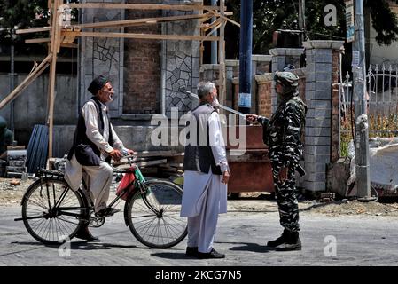 La police du FCRF et du Cachemire arrête un mouvement public près d'un poste de contrôle temporaire pendant une opération de CASO dans la ville de Sopore.l'opération de recherche et de cordon (CASO) a été lancée dans plusieurs zones de Sopore dans le district de Baramulla au nord du Cachemire, tôt samedi matin.les forces de sécurité conjointes, y compris les fusils de Rashtriya (RR) de l'Armée, La SOG de J&K police et le CRPF ont assiégé dans les localités de Batpora, Sangrampora, Khushal Matoo, Muslimpeer, Baba Yousuf et d'autres zones adjacentes où ils ont commencé maison à la maison à la recherche de la ville de Sopore de district de Baramulla, Jammu et Cachemire, Inde le 19 juin 2021 Banque D'Images