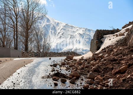 Début du printemps dans les montagnes.Les rochers sont tombés sur la route.Route dangereuse.Chute de roche dans les montagnes. Banque D'Images