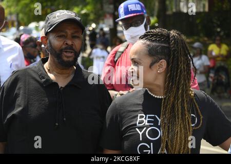 Le conseiller Curtis Jones et Danielle Outlaw, en tenue civile, commissaire du département de police de Philadelphie, participent à la marche de la Journée de la liberté à la célébration du dix-septième, à West Philadelphia, PA, USA on 19 juin 2021. Le dix-septième jour de l'indépendance ou la Journée de la liberté commémore l'annonce de l'abolition de l'esclavage au 19 juin 1865 et cette année, il deviendra un jour férié fédéral après que le président Joe Biden ait signé la dix-septième loi sur la Journée nationale de l'indépendance. (Photo de Bastiaan Slabbers/NurPhoto) Banque D'Images