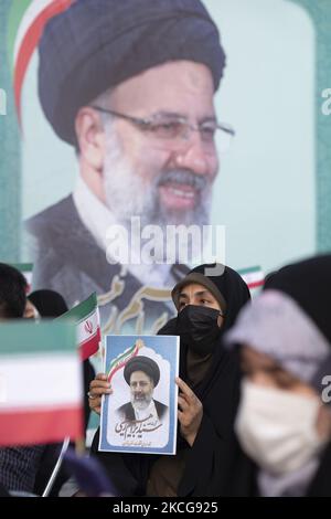 Une femme partisane du président iranien élu Ebrahim Raisi tient une affiche électorale de Raisi tout en assistant à un rassemblement pour célébrer la victoire de Raisi aux élections présidentielles de 18 juin en Iran, dans le sud de Téhéran sur 19 juin 2021. Raisi a remporté les élections présidentielles iraniennes et a élu le nouveau président iranien. (Photo de Morteza Nikoubazl/NurPhoto) Banque D'Images