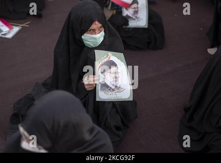 Une femme partisane du président iranien élu Ebrahim Raisi tient une affiche électorale de Raisi tout en assistant à un rassemblement pour célébrer la victoire de Raisi aux élections présidentielles de 18 juin en Iran, dans le sud de Téhéran sur 19 juin 2021. Raisi a remporté les élections présidentielles iraniennes et a élu le nouveau président iranien. (Photo de Morteza Nikoubazl/NurPhoto) Banque D'Images