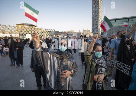 Deux soutiens féminins du président iranien ont élu Ebrahim Raisi brandir les drapeaux iraniens tout en assistant à un rassemblement pour célébrer la victoire de Raisi aux élections présidentielles de 18 juin en Iran, dans le sud de Téhéran sur 19 juin 2021. Raisi a remporté les élections présidentielles iraniennes et a élu le nouveau président iranien. (Photo de Morteza Nikoubazl/NurPhoto) Banque D'Images