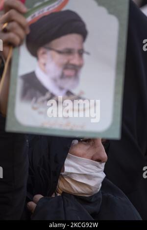 Une femme partisane du président iranien, Ebrahim Raisi, tient une affiche électorale de Raisi tout en assistant à un rassemblement pour célébrer la victoire de Raisi aux élections présidentielles de 18 juin en Iran, dans le sud de Téhéran sur 19 juin 2021. Raisi a remporté les élections présidentielles iraniennes et a élu le nouveau président iranien. (Photo de Morteza Nikoubazl/NurPhoto) Banque D'Images