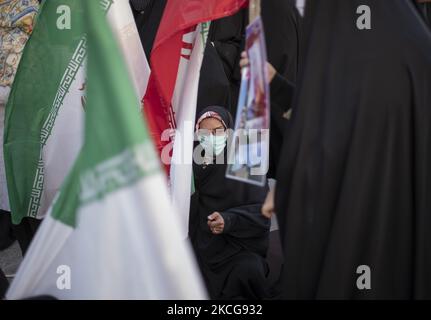 Une femme partisane du président iranien élu, Ebrahim Raisi, se présente à côté des drapeaux iraniens tout en assistant à un rassemblement pour célébrer la victoire de Raisi aux élections présidentielles de 18 juin en Iran, dans le sud de Téhéran sur 19 juin 2021. Raisi a remporté les élections présidentielles iraniennes et a élu le nouveau président iranien. (Photo de Morteza Nikoubazl/NurPhoto) Banque D'Images