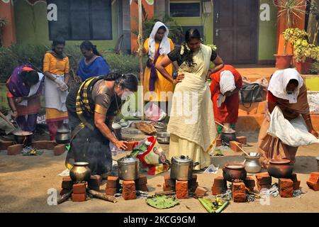 Des femmes hindoues cuisant du pongala lors du festival Attukal Pongala Mahotsavam dans la ville de Thiruvananthapuram (Trivandrum), Kerala, Inde, on 19 février 2019. Le festival Attukal Pongala Mahotsavam est célébré chaque année par des millions de femmes hindoues. Au cours de ce festival, les femmes préparent le Pongala (riz cuisiné avec des jaggery, du ghee, de la noix de coco ainsi que d'autres ingrédients) à l'ouverture dans de petits pots pour plaire à la déesse Kannaki. Il est fait comme une offrande à la déesse Attukal Devi (populairement connue sous le nom d'Attukal Amma) qui est censée accomplir les désirs de ses dévotés et fournir la prospérité. (Photo par Creative Banque D'Images