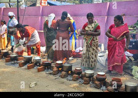 Des femmes hindoues cuisant du pongala lors du festival Attukal Pongala Mahotsavam dans la ville de Thiruvananthapuram (Trivandrum), Kerala, Inde, on 19 février 2019. Le festival Attukal Pongala Mahotsavam est célébré chaque année par des millions de femmes hindoues. Au cours de ce festival, les femmes préparent le Pongala (riz cuisiné avec des jaggery, du ghee, de la noix de coco ainsi que d'autres ingrédients) à l'ouverture dans de petits pots pour plaire à la déesse Kannaki. Il est fait comme une offrande à la déesse Attukal Devi (populairement connue sous le nom d'Attukal Amma) qui est censée accomplir les désirs de ses dévotés et fournir la prospérité. (Photo par Creative Banque D'Images