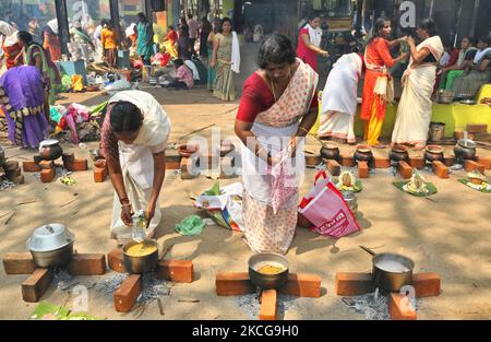 Des femmes hindoues cuisant du pongala lors du festival Attukal Pongala Mahotsavam dans la ville de Thiruvananthapuram (Trivandrum), Kerala, Inde, on 19 février 2019. Le festival Attukal Pongala Mahotsavam est célébré chaque année par des millions de femmes hindoues. Au cours de ce festival, les femmes préparent le Pongala (riz cuisiné avec des jaggery, du ghee, de la noix de coco ainsi que d'autres ingrédients) à l'ouverture dans de petits pots pour plaire à la déesse Kannaki. Il est fait comme une offrande à la déesse Attukal Devi (populairement connue sous le nom d'Attukal Amma) qui est censée accomplir les désirs de ses dévotés et fournir la prospérité. (Photo par Creative Banque D'Images