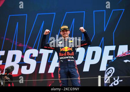 Max Verstappen, pilote néerlandais de Red Bull, célèbre sur le podium à la fin du Grand Prix de Formule 1 au circuit Paul-Ricard au Castellet, dans le sud de la France, sur 20 juin 2021. (Photo par Andrea Diodato/NurPhoto) Banque D'Images