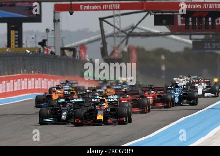 Max Verstappen des pays-Bas conduite de la (33) Red Bull Racing RB16B Honda et Lewis Hamilton de Grande-Bretagne conduite de la (44) Mercedes AMG Petronas F1 équipe Mercedes W12 leaders du début de la course pendant le Grand Prix de France F1 au circuit Paul Ricard sur 27 juin, 2021 au Castellet, France. (Photo de Jose Breton/Pics action/NurPhoto) Banque D'Images