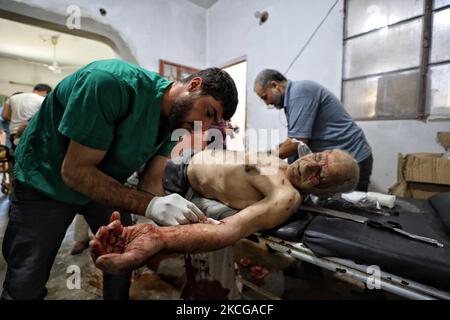(NOTE DE LA RÉDACTION : l'image représente un contenu graphique) un homme âgé reçoit un traitement à un point médical dans la campagne sud du gouvernorat d'Idlib, à la suite de tirs de missiles par le régime syrien sur la ville d'Al-Bara à Jabal Al-Zawiya, sur 21 juin 2021. (Photo par Muhammad al-Rifai/NurPhoto) Banque D'Images