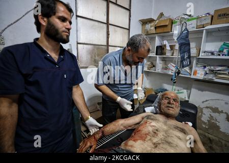 (NOTE DE LA RÉDACTION : l'image représente un contenu graphique) un homme âgé reçoit un traitement à un point médical dans la campagne sud du gouvernorat d'Idlib, à la suite de tirs de missiles par le régime syrien sur la ville d'Al-Bara à Jabal Al-Zawiya, sur 21 juin 2021. (Photo par Muhammad al-Rifai/NurPhoto) Banque D'Images