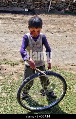 Ladakhi garçon joue avec une roue à vélo dans un petit village de Rangdum, Ladakh, Jammu et Cachemire, Inde. (Photo de Creative Touch Imaging Ltd./NurPhoto) Banque D'Images