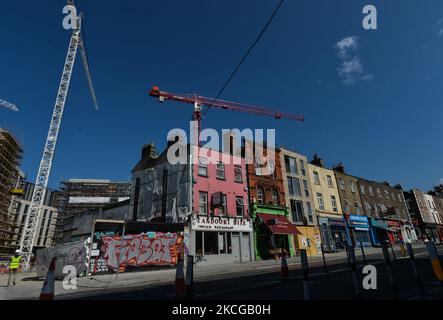 Vue sur les grues de construction sur un chantier de construction dans la région de Dublin 2 près de Portobello. Le lundi 21 juin 2021, à Dublin, Irlande. (Photo par Artur Widak/NurPhoto) Banque D'Images