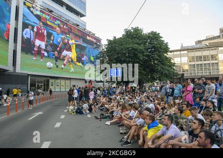 Les fans ukrainiens de football applaudissent à la zone des fans du centre-ville de Kiev, en Ukraine, en 21 juin 2021, tout en regardant le match préliminaire de l'UEFA EURO 2020 groupe C entre l'Ukraine et l'Autriche qui se joue à Bucarest, en Roumanie. (Photo de Maxym Marusenko/NurPhoto) Banque D'Images