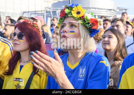 Les fans ukrainiens de football applaudissent à la zone des fans du centre-ville de Kiev, en Ukraine, en 21 juin 2021, tout en regardant le match préliminaire de l'UEFA EURO 2020 groupe C entre l'Ukraine et l'Autriche qui se joue à Bucarest, en Roumanie. (Photo de Maxym Marusenko/NurPhoto) Banque D'Images