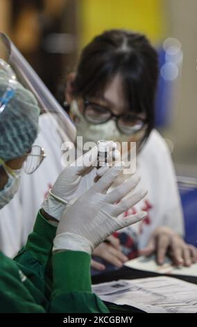 Un agent de santé prépare une dose du vaccin sinovac contre le coronavirus Covid-19 lors d'une vaccination de masse dans un centre commercial de Bogor, en Indonésie, sur 22 juin 2021, alors que le taux d'infection au coronavirus Covid-19 en Indonésie s'élève. (Photo par Adriana Adie/NurPhoto) Banque D'Images