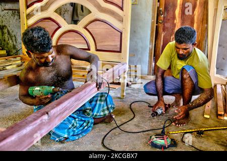 Les charpentiers construisent un cadre de lit en bois fantaisie dans un petit atelier à Jaffna, Sri Lanka. Ce cadre de lit sera livré à un couple hindou nouvellement marié. (Photo de Creative Touch Imaging Ltd./NurPhoto) Banque D'Images