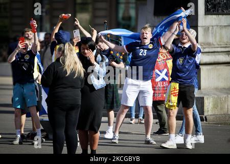 Les fans écossais sont vus dans le centre-ville avant le match Euro 2020 entre l'Écosse et la Croatie sur 22 juin 2021 à Glasgow, en Écosse. (Photo par Ewan Bootman/NurPhoto) Banque D'Images