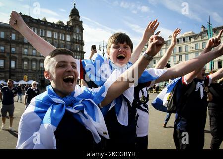 Les fans écossais sont vus dans le centre-ville avant le match Euro 2020 entre l'Écosse et la Croatie sur 22 juin 2021 à Glasgow, en Écosse. (Photo par Ewan Bootman/NurPhoto) Banque D'Images