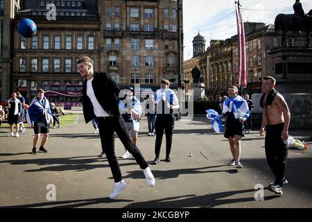 Les fans écossais sont vus dans le centre-ville avant le match Euro 2020 entre l'Écosse et la Croatie sur 22 juin 2021 à Glasgow, en Écosse. (Photo par Ewan Bootman/NurPhoto) Banque D'Images