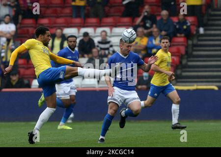 Ben Wynter de Torquay s'est Uni en action avec David Ferguson de Hartlepool United lors du match de la Vanarama National League entre Hartlepool United et Torquay United à Ashton Gate, Bristol, Royaume-Uni, le 20th juin 2021. (Photo de Mark Fletcher/MI News/NurPhoto) Banque D'Images