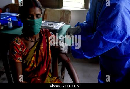 Une femme d'un village se fait vacciner dans un centre de santé public en raison d'une urgence liée au coronavirus dans le district de Howrah, à la périphérie de Kolkata, en Inde, le 23 juin 2021. (Photo par Indranil Aditya/NurPhoto) Banque D'Images