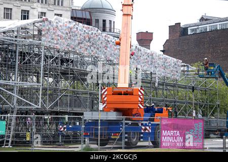 La sculpture participative géante de l'artiste argentin Marta Minujin, « Big Ben couché avec des livres politiques », commandée pour le Festival international de Manchester, est assemblée dans les jardins de Piccadilly. La sculpture de 42 mètres sera couverte dans 20 000 livres qui ont façonné le discours politique au Royaume-Uni. Il s'agit notamment des livres de Marcus Rashford, David Baddiel, Lemn Sissay et Rutger Bregman. À la fin du festival, les livres seront remis aux membres du public. Le 23rd juin 2021 à Manchester, Royaume-Uni. (Photo de Pat Scaasi/MI News/NurPhoto) Banque D'Images