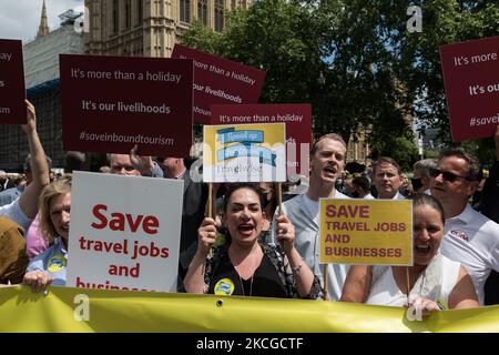 LONDRES, ROYAUME-UNI - 23 JUIN 2021 : des centaines de manifestants représentant les industries de l'aviation et du voyage manifestent devant les chambres du Parlement exhortant le gouvernement britannique à soutenir un retour en toute sécurité aux voyages internationaux à temps pour la période estivale sur 23 juin 2021 à Londres, en Angleterre. Les manifestants appellent à l'élargissement de la liste verte des pays exemptés de quarantaine et à l'extension de la garantie financière aux entreprises touchées par la fermeture des frontières et les restrictions de voyage en raison de la pandémie du coronavirus. (Photo de Wiktor Szymanowicz/NurPhoto) Banque D'Images