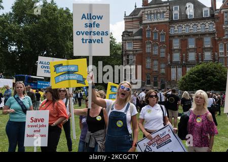 LONDRES, ROYAUME-UNI - 23 JUIN 2021 : des centaines de manifestants représentant les industries de l'aviation et du voyage manifestent devant les chambres du Parlement exhortant le gouvernement britannique à soutenir un retour en toute sécurité aux voyages internationaux à temps pour la période estivale sur 23 juin 2021 à Londres, en Angleterre. Les manifestants appellent à l'élargissement de la liste verte des pays exemptés de quarantaine et à l'extension de la garantie financière aux entreprises touchées par la fermeture des frontières et les restrictions de voyage en raison de la pandémie du coronavirus. (Photo de Wiktor Szymanowicz/NurPhoto) Banque D'Images