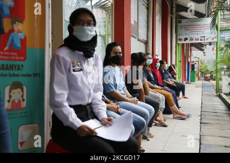 Les agents correctionnels et les détenus (WBP) du pénitencier de classe II-A (Lapas) Pondok Bambu, dans l'est de Jakarta, subissent une vaccination de masse pour Covid-19, le juin 23,2021. Type de vaccination de masse Sinovac pour les détenus et les agents de prison afin de garantir la distribution du programme de vaccination de masse COVID-19. Au total, 263 personnes, soit 32 agents pénitentiaires et 231 résidents assistés, ont été vaccinées contre la COVID-19 pour créer une immunité auditive au milieu de la pandémie COVID-19, qui n'est pas encore terminée. (Photo de Dasril Roszandi/NurPhoto) Banque D'Images