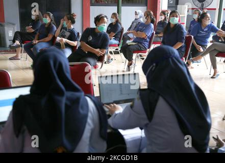 Les agents correctionnels et les détenus (WBP) du pénitencier de classe II-A (Lapas) Pondok Bambu, dans l'est de Jakarta, subissent une vaccination de masse pour Covid-19, le juin 23,2021. Type de vaccination de masse Sinovac pour les détenus et les agents de prison afin de garantir la distribution du programme de vaccination de masse COVID-19. Au total, 263 personnes, soit 32 agents pénitentiaires et 231 résidents assistés, ont été vaccinées contre la COVID-19 pour créer une immunité auditive au milieu de la pandémie COVID-19, qui n'est pas encore terminée. (Photo de Dasril Roszandi/NurPhoto) Banque D'Images