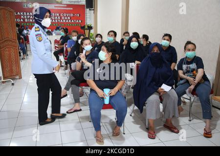 Les agents correctionnels et les détenus (WBP) du pénitencier de classe II-A (Lapas) Pondok Bambu, dans l'est de Jakarta, subissent une vaccination de masse pour Covid-19, le juin 23,2021. Type de vaccination de masse Sinovac pour les détenus et les agents de prison afin de garantir la distribution du programme de vaccination de masse COVID-19. Au total, 263 personnes, soit 32 agents pénitentiaires et 231 résidents assistés, ont été vaccinées contre la COVID-19 pour créer une immunité auditive au milieu de la pandémie COVID-19, qui n'est pas encore terminée. (Photo de Dasril Roszandi/NurPhoto) Banque D'Images