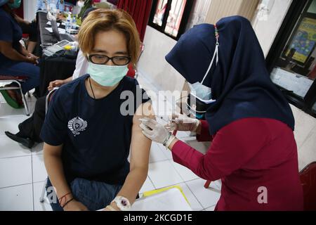 Les agents correctionnels et les détenus (WBP) du pénitencier de classe II-A (Lapas) Pondok Bambu, dans l'est de Jakarta, subissent une vaccination de masse pour Covid-19, le juin 23,2021. Type de vaccination de masse Sinovac pour les détenus et les agents de prison afin de garantir la distribution du programme de vaccination de masse COVID-19. Au total, 263 personnes, soit 32 agents pénitentiaires et 231 résidents assistés, ont été vaccinées contre la COVID-19 pour créer une immunité auditive au milieu de la pandémie COVID-19, qui n'est pas encore terminée. (Photo de Dasril Roszandi/NurPhoto) Banque D'Images