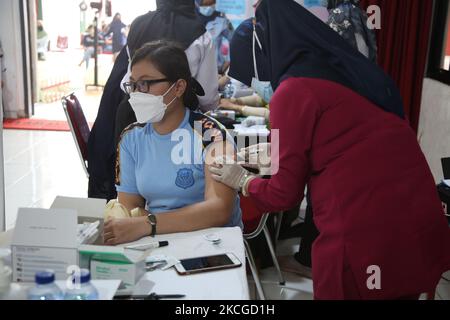 Les agents correctionnels et les détenus (WBP) du pénitencier de classe II-A (Lapas) Pondok Bambu, dans l'est de Jakarta, subissent une vaccination de masse pour Covid-19, le juin 23,2021. Type de vaccination de masse Sinovac pour les détenus et les agents de prison afin de garantir la distribution du programme de vaccination de masse COVID-19. Au total, 263 personnes, soit 32 agents pénitentiaires et 231 résidents assistés, ont été vaccinées contre la COVID-19 pour créer une immunité auditive au milieu de la pandémie COVID-19, qui n'est pas encore terminée. (Photo de Dasril Roszandi/NurPhoto) Banque D'Images