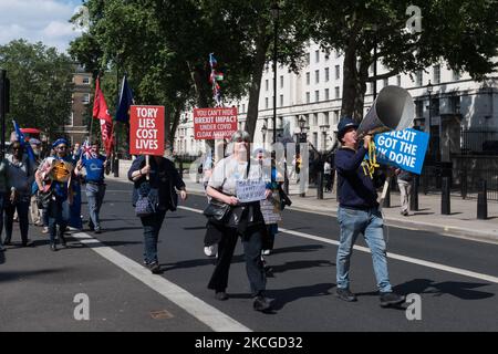 LONDRES, ROYAUME-UNI - 23 JUIN 2021 : des manifestants pro-UE prennent part à une marche de protestation dans le centre de Londres à l'occasion du cinquième anniversaire du référendum au cours duquel la Grande-Bretagne a voté pour quitter l'Union européenne, sur 23 juin 2021 à Londres, en Angleterre. (Photo de Wiktor Szymanowicz/NurPhoto) Banque D'Images