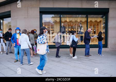 La Samaritaine ouvre ses portes à Paris, en France, sur 23 juin 2021. Après seize ans de travaux de rénovation, le grand magasin de la rue de Rivoli à Paris, propriété de la LVMH, la Samaritaine a rouvert ses portes. (Photo de Vincent Koebel/NurPhoto) Banque D'Images