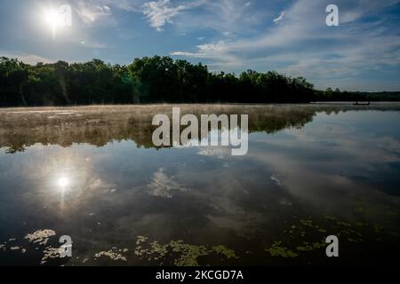 Les pêcheurs sont vus au parc forestier de Miami Whitewater pendant les premières heures de la matinée tandis que la vapeur s'élève de la surface de l'eau, mercredi, 23 juin 2021, à Cincinnati, OH. (Photo de Jason Whitman/NurPhoto) Banque D'Images