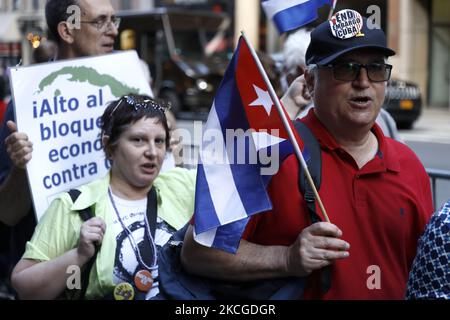 Les personnes qui soutiennent la fin du blocus économique américain contre Cuba manifestent devant la mission cubaine aux Nations Unies à Midtown, sur 23 juin 2021, dans la ville de New York, aux États-Unis. L’Assemblée générale des Nations Unies devrait voter aujourd’hui contre l’« embargo financier » américain contre l’île socialiste. Depuis des décennies, Cuba a subi des sanctions politiques et économiques : renforcées par l'administration Trump et maintenues sous la présidence de Biden qui n'a pas encore tenu sa promesse de campagne d'intervenir. (Photo de John Lamparski/NurPhoto) Banque D'Images