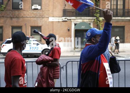 Les personnes qui soutiennent la fin du blocus économique américain contre Cuba manifestent devant la mission cubaine aux Nations Unies à Midtown, sur 23 juin 2021, dans la ville de New York, aux États-Unis. L’Assemblée générale des Nations Unies devrait voter aujourd’hui contre l’« embargo financier » américain contre l’île socialiste. Depuis des décennies, Cuba a subi des sanctions politiques et économiques : renforcées par l'administration Trump et maintenues sous la présidence de Biden qui n'a pas encore tenu sa promesse de campagne d'intervenir. (Photo de John Lamparski/NurPhoto) Banque D'Images