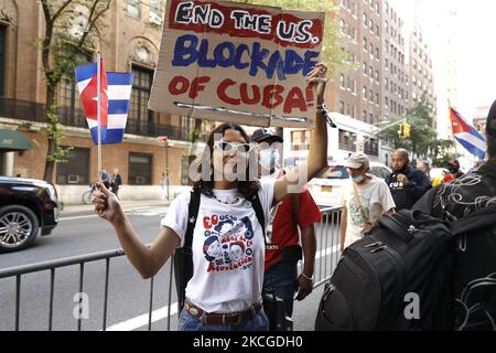 Les personnes qui soutiennent la fin du blocus économique américain contre Cuba manifestent devant la mission cubaine aux Nations Unies à Midtown, sur 23 juin 2021, dans la ville de New York, aux États-Unis. L’Assemblée générale des Nations Unies devrait voter aujourd’hui contre l’« embargo financier » américain contre l’île socialiste. Depuis des décennies, Cuba a subi des sanctions politiques et économiques : renforcées par l'administration Trump et maintenues sous la présidence de Biden qui n'a pas encore tenu sa promesse de campagne d'intervenir. (Photo de John Lamparski/NurPhoto) Banque D'Images