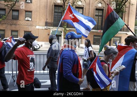 Les personnes qui soutiennent la fin du blocus économique américain contre Cuba manifestent devant la mission cubaine aux Nations Unies à Midtown, sur 23 juin 2021, dans la ville de New York, aux États-Unis. L’Assemblée générale des Nations Unies devrait voter aujourd’hui contre l’« embargo financier » américain contre l’île socialiste. Depuis des décennies, Cuba a subi des sanctions politiques et économiques : renforcées par l'administration Trump et maintenues sous la présidence de Biden qui n'a pas encore tenu sa promesse de campagne d'intervenir. (Photo de John Lamparski/NurPhoto) Banque D'Images