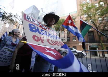 Les personnes qui soutiennent la fin du blocus économique américain contre Cuba manifestent devant la mission cubaine aux Nations Unies à Midtown, sur 23 juin 2021, dans la ville de New York, aux États-Unis. L’Assemblée générale des Nations Unies devrait voter aujourd’hui contre l’« embargo financier » américain contre l’île socialiste. Depuis des décennies, Cuba a subi des sanctions politiques et économiques : renforcées par l'administration Trump et maintenues sous la présidence de Biden qui n'a pas encore tenu sa promesse de campagne d'intervenir. (Photo de John Lamparski/NurPhoto) Banque D'Images