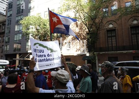 Les personnes qui soutiennent la fin du blocus économique américain contre Cuba manifestent devant la mission cubaine aux Nations Unies à Midtown, sur 23 juin 2021, dans la ville de New York, aux États-Unis. L’Assemblée générale des Nations Unies devrait voter aujourd’hui contre l’« embargo financier » américain contre l’île socialiste. Depuis des décennies, Cuba a subi des sanctions politiques et économiques : renforcées par l'administration Trump et maintenues sous la présidence de Biden qui n'a pas encore tenu sa promesse de campagne d'intervenir. (Photo de John Lamparski/NurPhoto) Banque D'Images