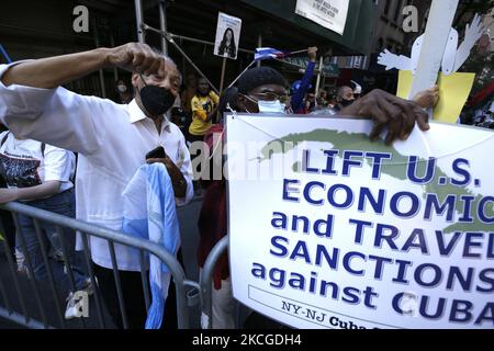 Les personnes qui soutiennent la fin du blocus économique américain contre Cuba manifestent devant la mission cubaine aux Nations Unies à Midtown, sur 23 juin 2021, dans la ville de New York, aux États-Unis. L’Assemblée générale des Nations Unies devrait voter aujourd’hui contre l’« embargo financier » américain contre l’île socialiste. Depuis des décennies, Cuba a subi des sanctions politiques et économiques : renforcées par l'administration Trump et maintenues sous la présidence de Biden qui n'a pas encore tenu sa promesse de campagne d'intervenir. (Photo de John Lamparski/NurPhoto) Banque D'Images