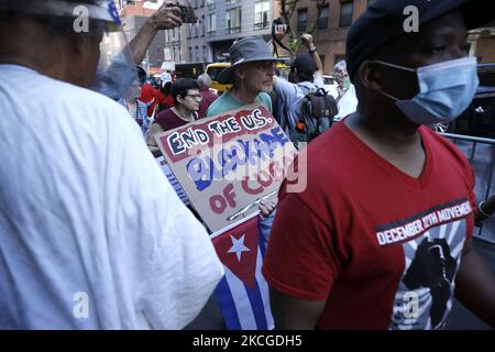 Les personnes qui soutiennent la fin du blocus économique américain contre Cuba manifestent devant la mission cubaine aux Nations Unies à Midtown, sur 23 juin 2021, dans la ville de New York, aux États-Unis. L’Assemblée générale des Nations Unies devrait voter aujourd’hui contre l’« embargo financier » américain contre l’île socialiste. Depuis des décennies, Cuba a subi des sanctions politiques et économiques : renforcées par l'administration Trump et maintenues sous la présidence de Biden qui n'a pas encore tenu sa promesse de campagne d'intervenir. (Photo de John Lamparski/NurPhoto) Banque D'Images