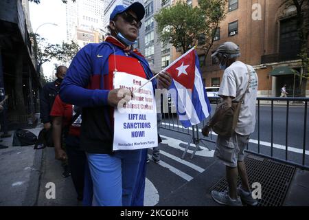 Les personnes qui soutiennent la fin du blocus économique américain contre Cuba manifestent devant la mission cubaine aux Nations Unies à Midtown, sur 23 juin 2021, dans la ville de New York, aux États-Unis. L’Assemblée générale des Nations Unies devrait voter aujourd’hui contre l’« embargo financier » américain contre l’île socialiste. Depuis des décennies, Cuba a subi des sanctions politiques et économiques : renforcées par l'administration Trump et maintenues sous la présidence de Biden qui n'a pas encore tenu sa promesse de campagne d'intervenir. (Photo de John Lamparski/NurPhoto) Banque D'Images